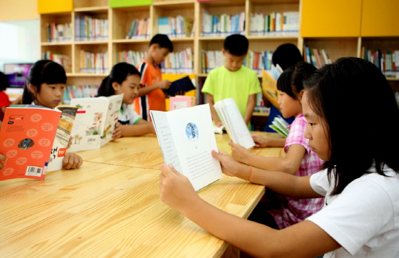 태안군의 공공도서관과 작은도서관이 여름방학을 맞은 학생들의 피서 장소로 큰 인기를 끌고있다.