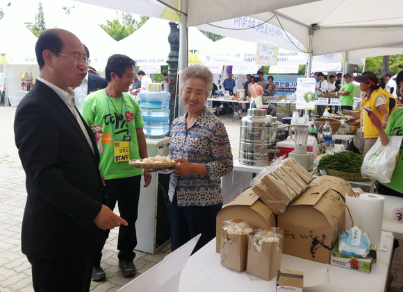 지난 6월 29일 천안종합운동장에서 열린 사회적경제 전시 판매전중의 한 장면.