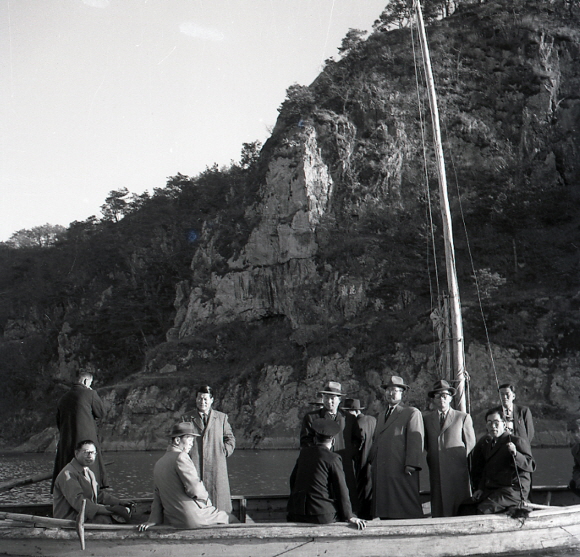 1959년 부여읍 승격 조사단이 백마강 낙화암 앞에서 나룻배를 타고 있다.