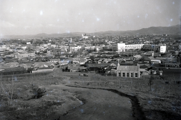 1963년 아산 시가지 전경. 시가지 곳곳 초가집들이 보인다.