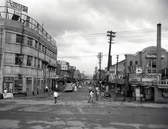 1950년대 대전역 앞 상가.