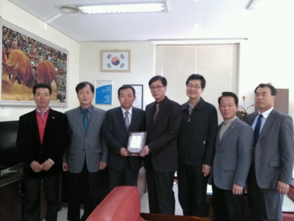 30일 축산기술연구소는 한국인공수정사협회로부터 공로패 수여.