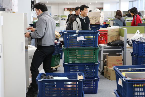 20일 내포신도시 신청사에서 도청 직원들이 짐을 정리하고 있다. 