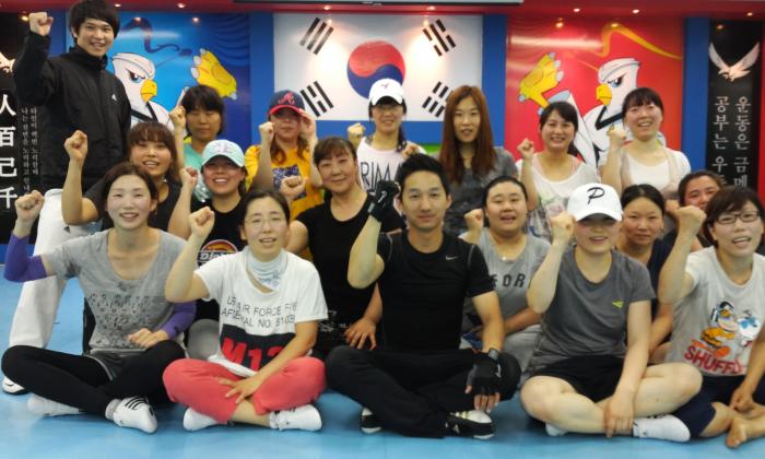 연세대금메달태권도장 유용수 관장(사진 앞줄 가운데)과 '태보(Tae-Bo)'운동 회원들.    