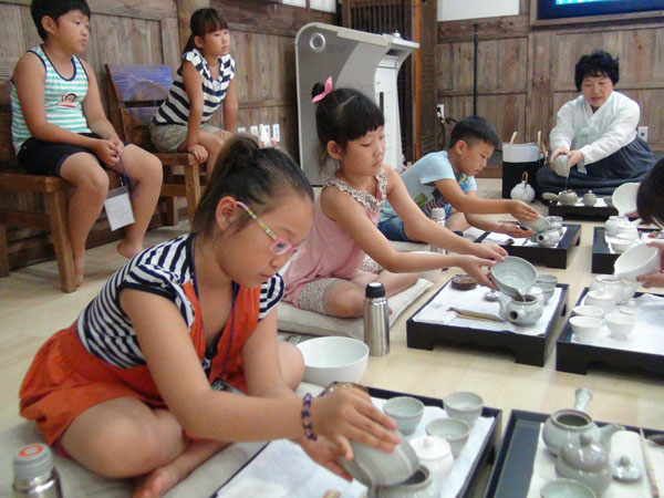 문헌서원에서 운영 중인 한산향교 충·효·예 교실에서 다례와 생활예절을 배우고 있는 한산초 학생들.