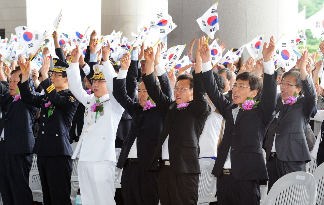 ▲ 2013년 8월15일 천안 독립기념관에서 열린 8.15경축식. 안희정 충남지사 등 참석자들이 만세삼창을 하고 있다.