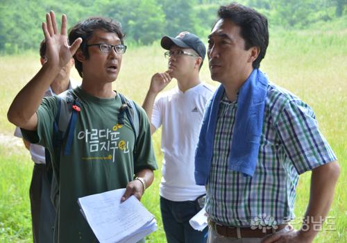 박수현 국회의원이 공산성과 영은사 연지, 공북루 누각 등의 심각한 현상을 녹색연합으로부터 설명듣고 있다