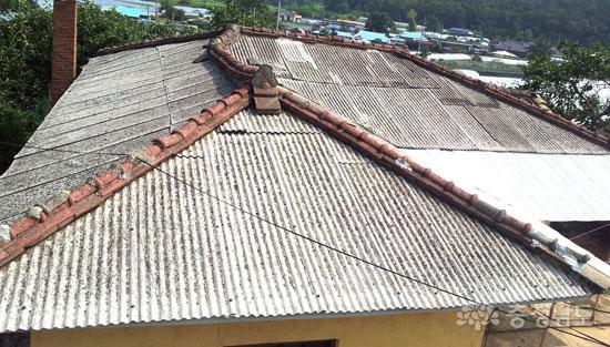 예산군 예산읍 석양리의 한 농가주택 지붕이 슬레이트로 덮여 있는 모습. 