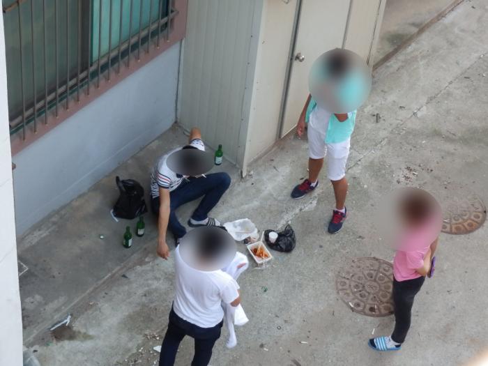 서천읍의 한 골목에서 어른들이 대신 구입해준 술을 마시고 있는 지역 고등학생들.
