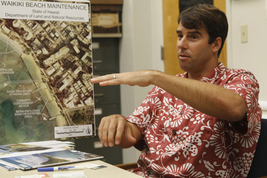 미국 하와이주 국토자연자원부에서 연안침식과 관련한 연구를 진행한 브래들리 프로그램 매니저의 모습.