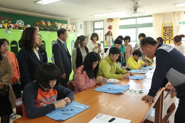 조립 수업을 참관하는 학부모들의 모습
