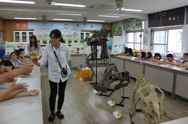 안면도 쥬라기박물관공원 연구사들이 성연초 과학실에서 전시된 공룡화석의 특징에 대해 설명하는 장면    