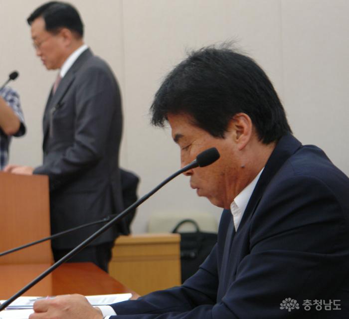 충남 연합회 국응복 회장이 삼성중공업 박대영 대표이사의 입장을 듣고 있다