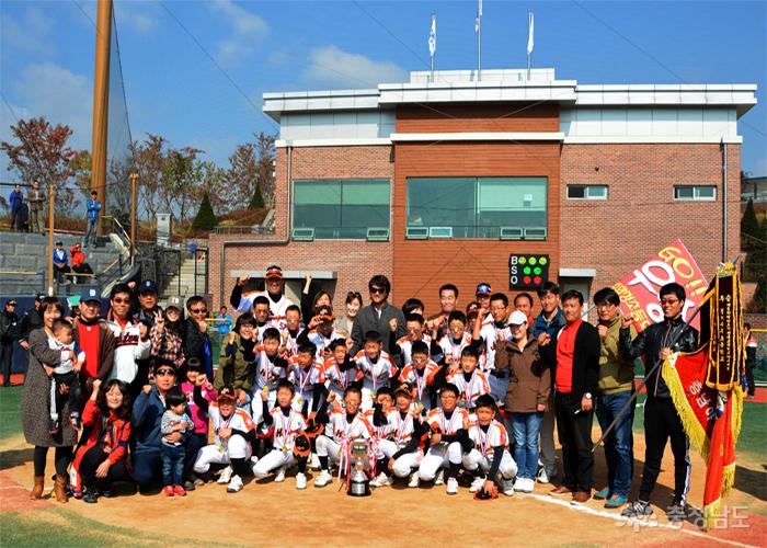 우승을 차지한 광주화정초등학교 야구선수와 박찬호가 기념촬영을 했다