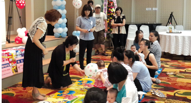셋째 아이 이상 무상 보육이 2011년 7월 1일부터 전국  최초로 실시됐다. 사진은 제12회 건강한 모유 수유아 선발대회(2013. 7. 11. 아산) 모습.