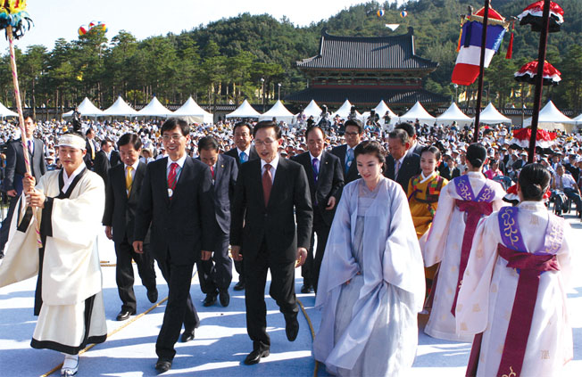 관람객 369만명을 유치했던 2010세계대백제전(2010. 9. 18.~10. 17. 부여·공주·논산)의 개막식이 이명박 대통령이 참석한 가운데 열리고 있다.