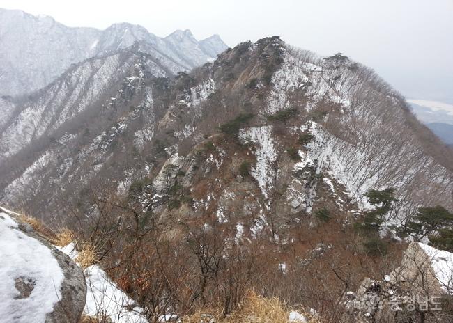  삼불봉에서 내려다 본 계룡산의 겨울 풍경
