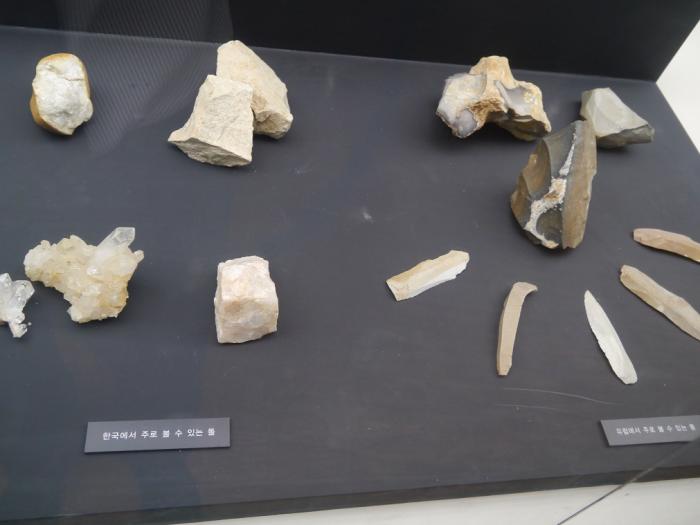 왼쪽의 한국에서 발견되는 석기와 오른쪽의 유럽에서 발견되는 돌