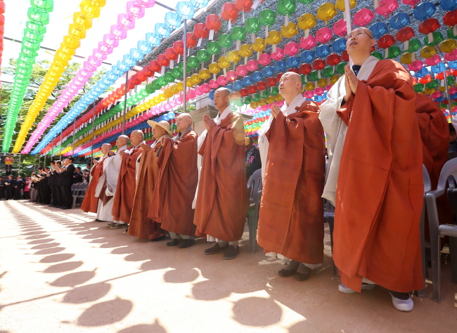 6일 수덕사에서 부신님 오신날 봉축 법요식일이 열리고 있다. 