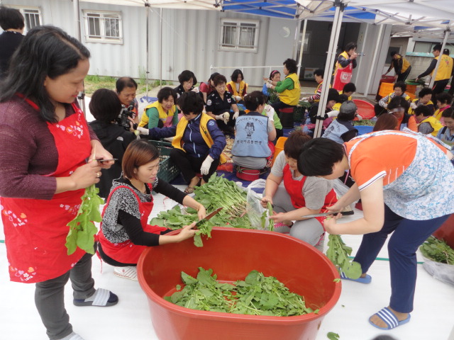 예산군 자원봉사센터의 '김치 치즈 스마일' 행사