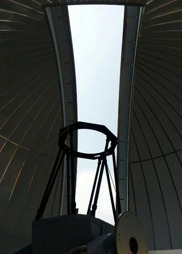 800미리 반사망원경이 있는 천체관측실 돔이 열린 장면
