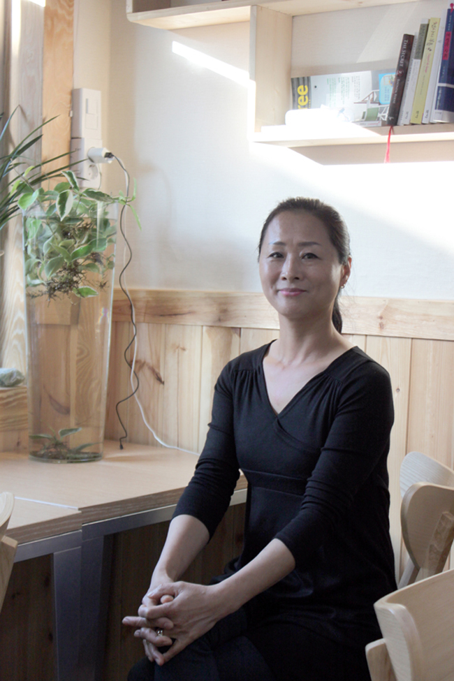 지난 27일 오후 햇살이 간간이 식당안으로 들어오는 시각 그녀의 일터 ‘밀국’에서 김덕자(47ㆍ태안읍 상옥리)씨를 만났다. 