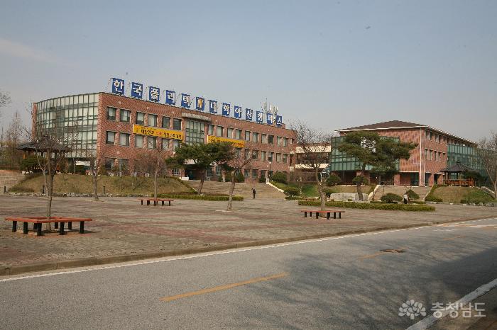 한국폴리텍대학 아산캠퍼스는 산업현장과 강의실을 연계시킨 현장실무중심 학사제도운영으로 현장실무형 인재를 양성하는 대학이다.