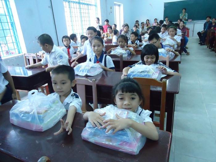 한국에서 보낸 학용품 세트를 받고 기뻐하는 베트남 벤재시 고아원 어린이들