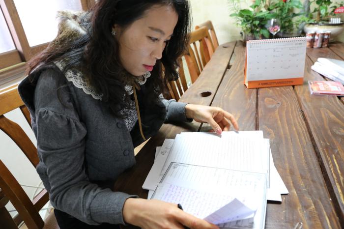 홍수아 선생님이 벤째시에서 날아온 편지를 읽어주며 소개해 주고 있다.