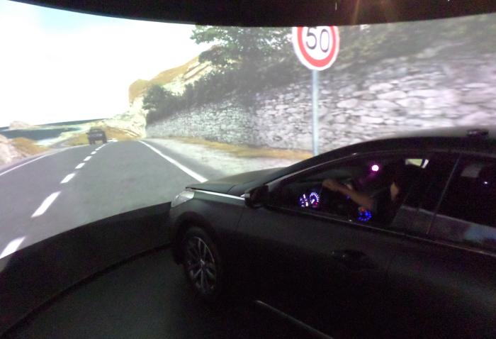 실제차량에 탑승하면 3D 가상 주행 환경을 제공하는 ‘360도 돔 스크린’