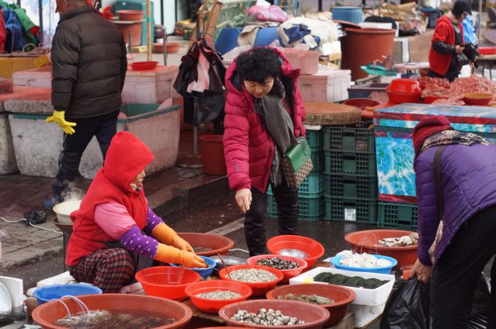 작은 뷰파인더로 바라본 홍성장날 풍경 사진