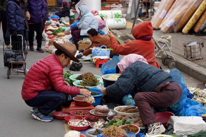 작은 뷰파인더로 바라본 홍성장날 풍경 사진