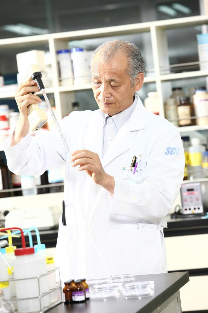 홍세용 교수가 국내뿐만 아니라 세계적으로도 유일한 농약중독연구실에서 독성물질을 실험하고 있다. 