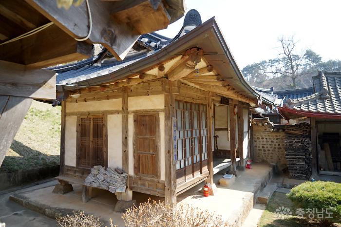 서울의 운현궁을 본떠서 건축한 양반가옥