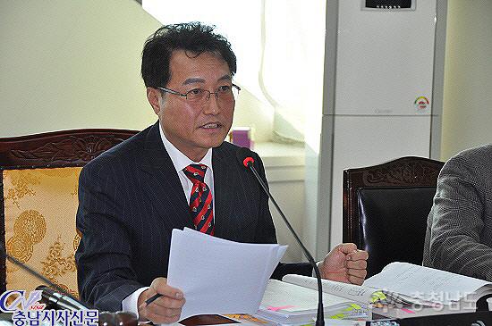 아산시의회는 지난 20일 김진구 아산시의원이 구속 중이던 지난 1월27일~3월11일 기간 동안 활동하지 못한 1개월 보름간의 의정비 483만3000원을 자진 반납했다고 밝혔다. 