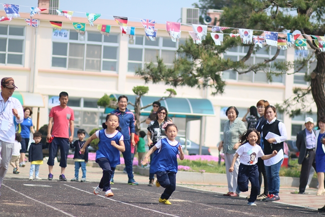 채운초등학교 운동회 저학년부 어린이들이 50m 달리기 경기를 하고 있다