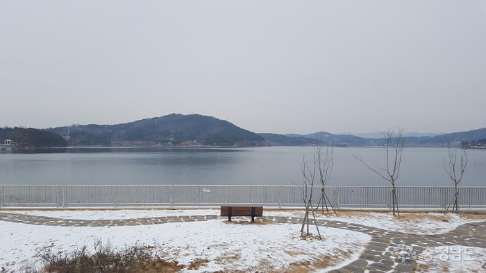 논산 탑정호 저수지의 겨울풍경