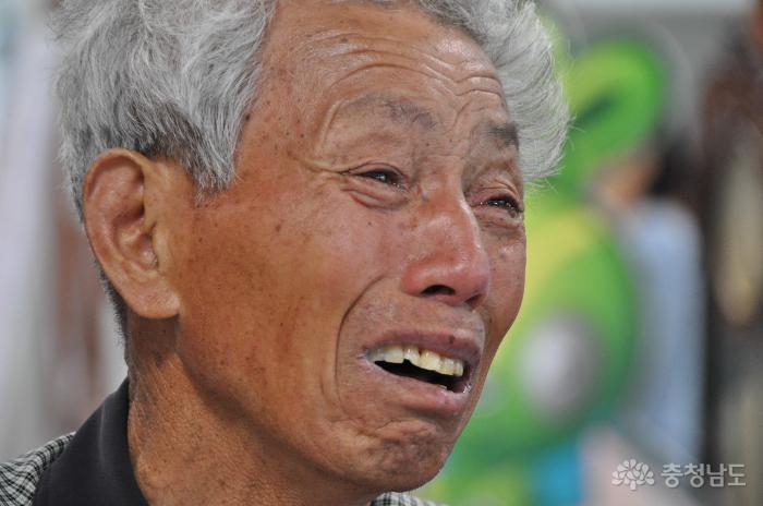 삼성 온양사업장에서 7년간 근무하다 난소암에 걸려 사망한 고 이은주씨의 부친 이해철(79)씨가 2013년 4월26일 근로복지공단 천안지사 앞에서 오열하고 있다.