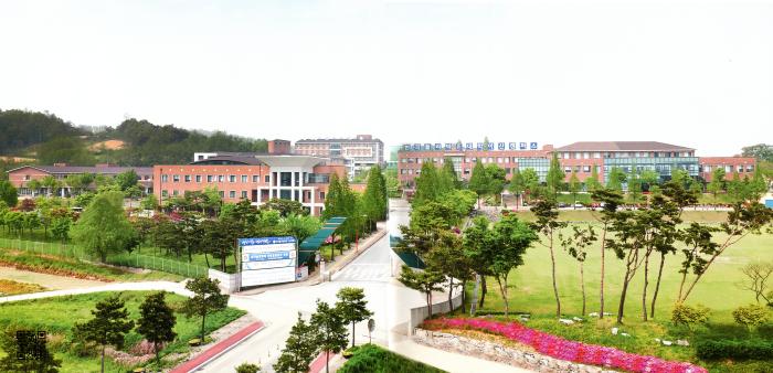 한국폴리텍대학 아산캠퍼스는 현장 실무형 인재를 양성하기 위해 국가에서 다양한 직업교육을 실시하는 특수대학이다. 