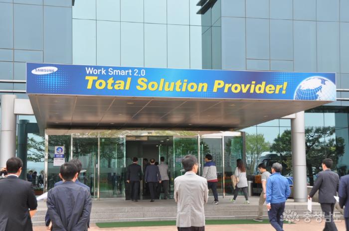 아산시의회 의원들은 지난 20일 삼성전자 온양사업장 이전설의 진위를 확인하기 위해 삼성전자 온양사업장을 찾았다.