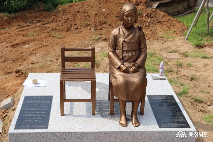  10일 논산 ‘평화의 소녀상’ 이 논산 시민공원에 설치되고 있습니다.