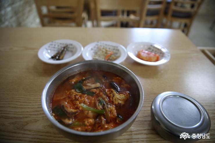한적한 국도변의 맛집, 칠갑산묵밥집