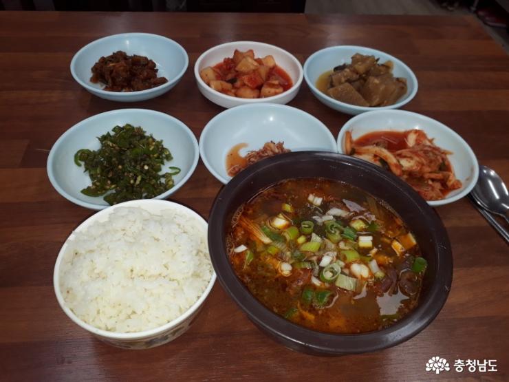 '이열치열' 예산오일장에서 뜨끈한 소머리국밥