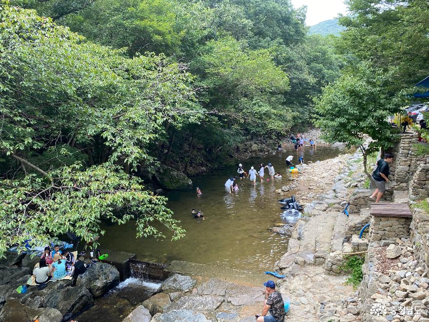 무더위 용현계곡에서 마애여래삼존상 관람과 물놀이