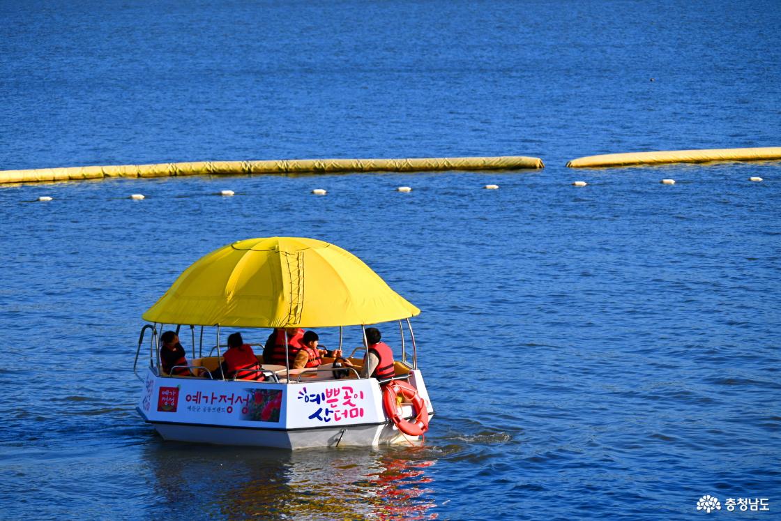 예당호에서 예당호 수상레저기구(보트)를 타면서 즐겁게 지내기