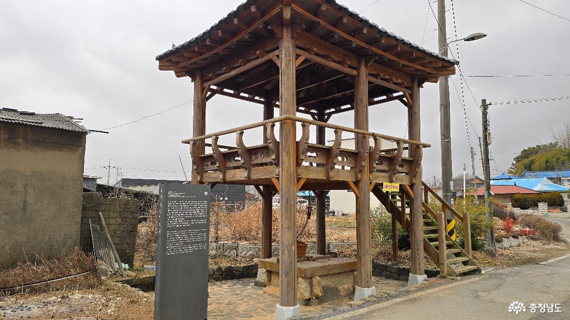 우물 정井자 십자맞춤 구조로 장대석을 쌓아서 만든 백제의 우물이 아직도 남아 있는 마을