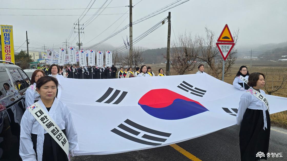 '이 땅을 비워주고 너희들은 물러가라' 라고 외치며 임천만세운동을 주도한 농민들
