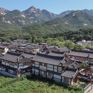 전통 한옥마을의 전경, 아름다운 자연 경관과 함께 전통 문화를 느낄 수 있는 장소