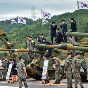 탱크 위에서 경례하는 군 관계자들과 군인들, 군사 행사에서의 단체 모습